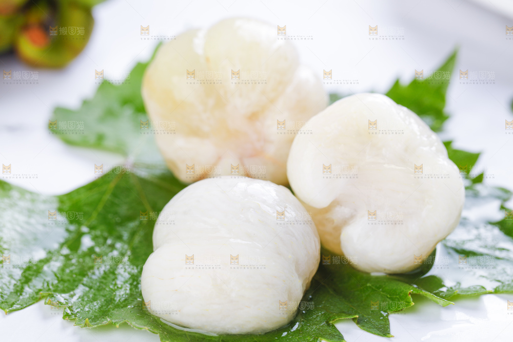 绿叶放着山竹的果肉