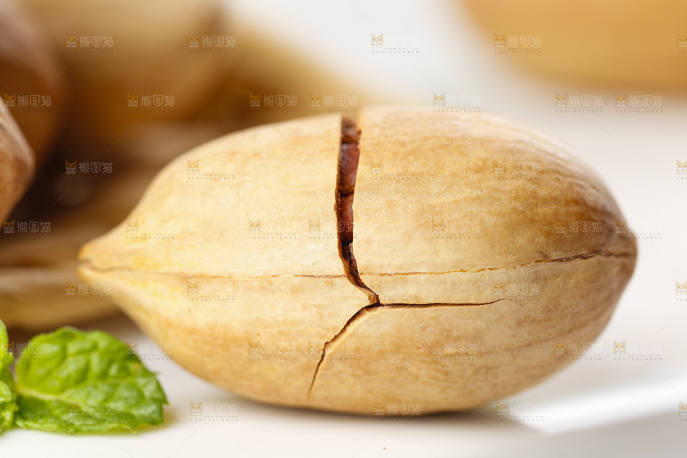 白底上放着长寿果