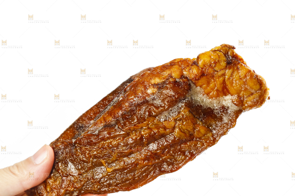 白底上摆放着柴火腊肉