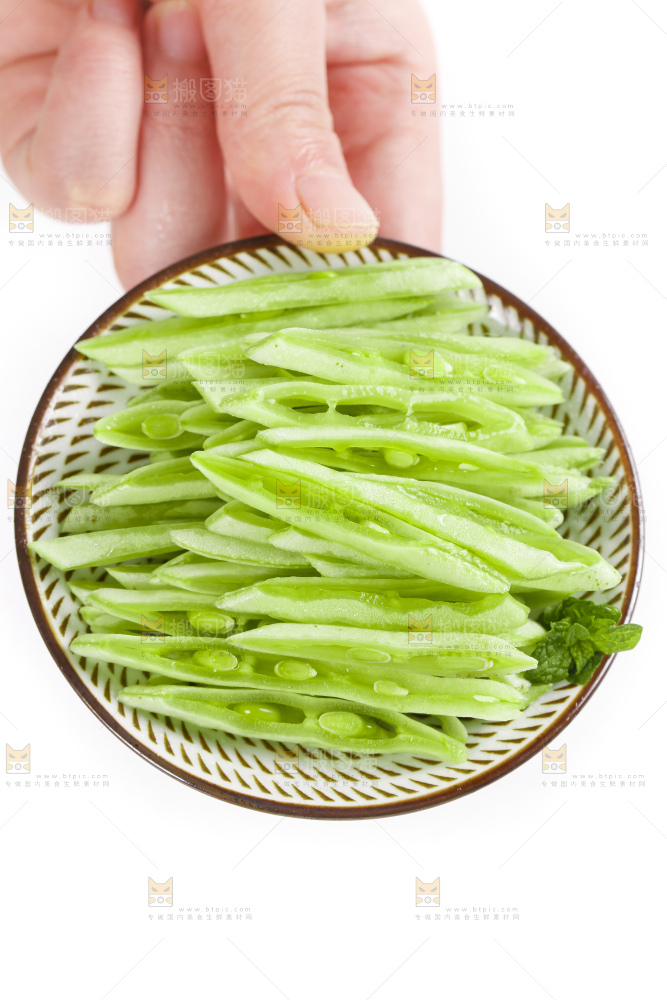 盘子里放着扁豆
