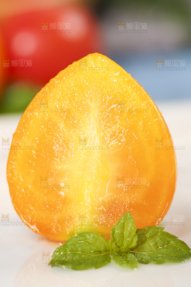 白底上摆放着山东黄金小番茄