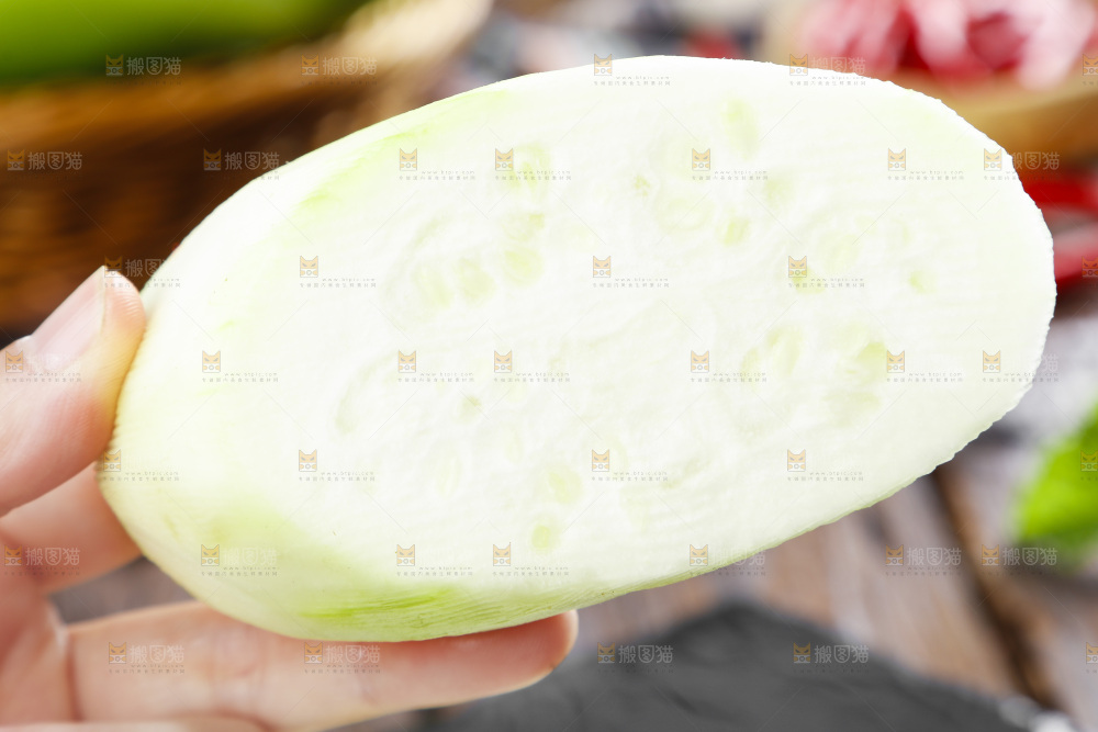 手里拿着瓠子
