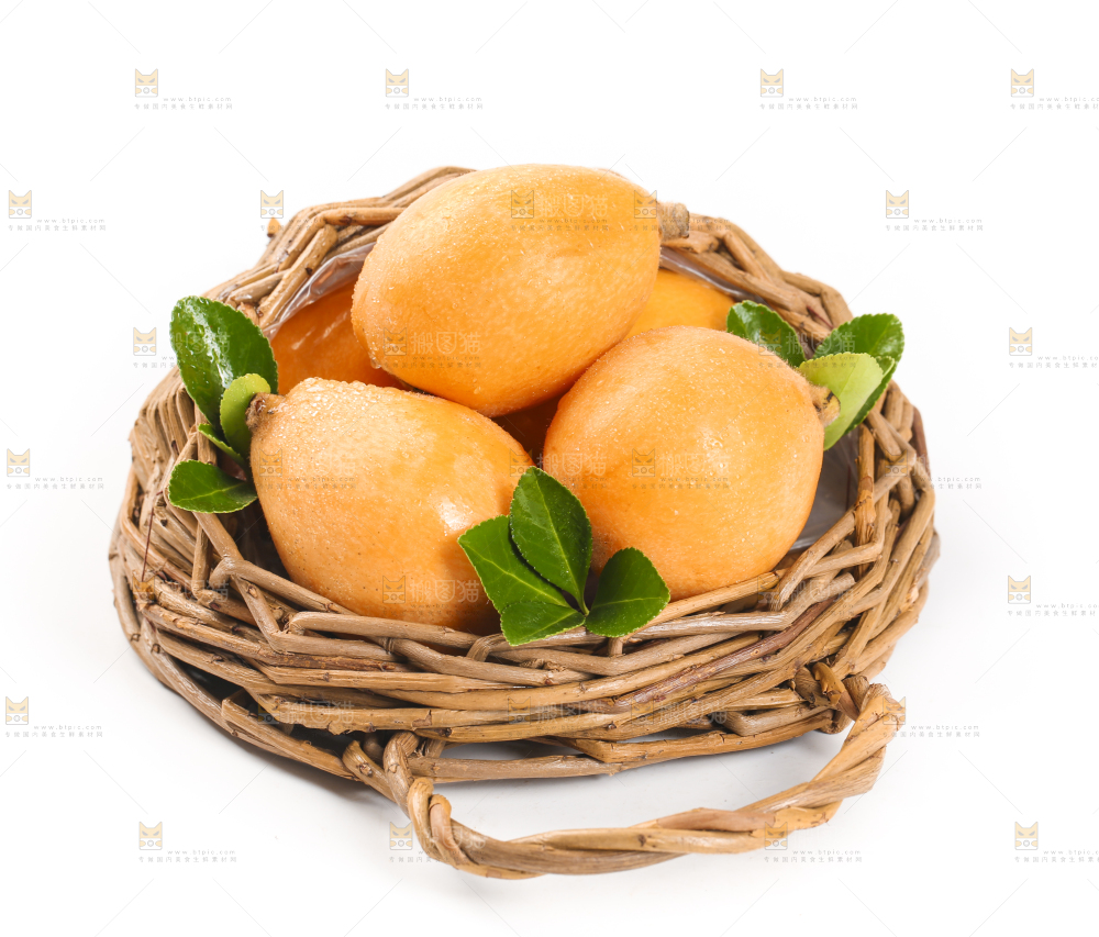 盘子里放着新鲜枇杷