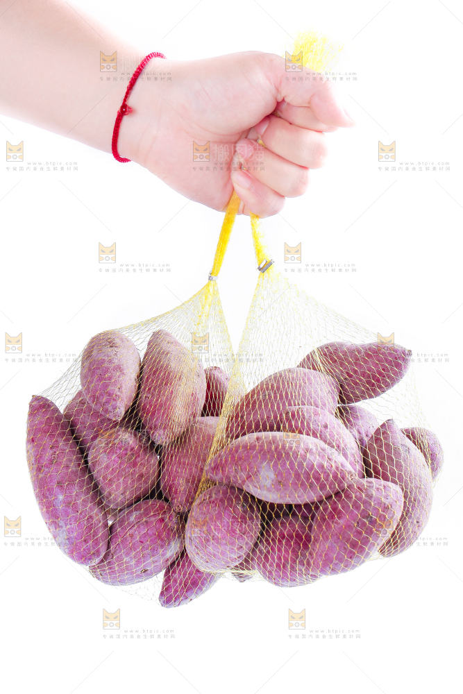 手里拿着紫薯