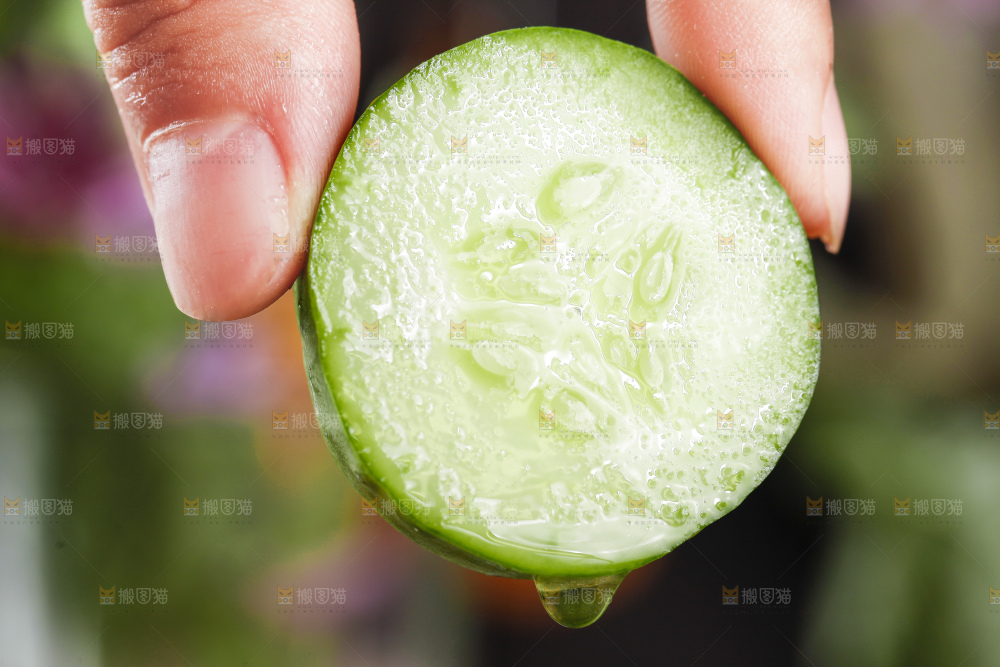 手里拿着嫩黄瓜