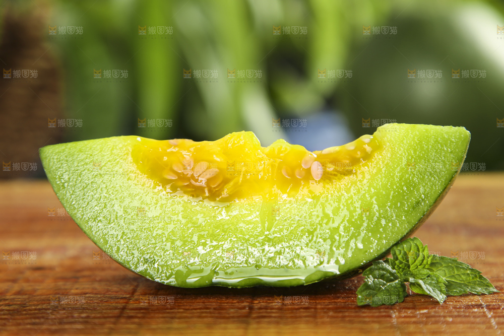 木底上摆放着绿皮香瓜