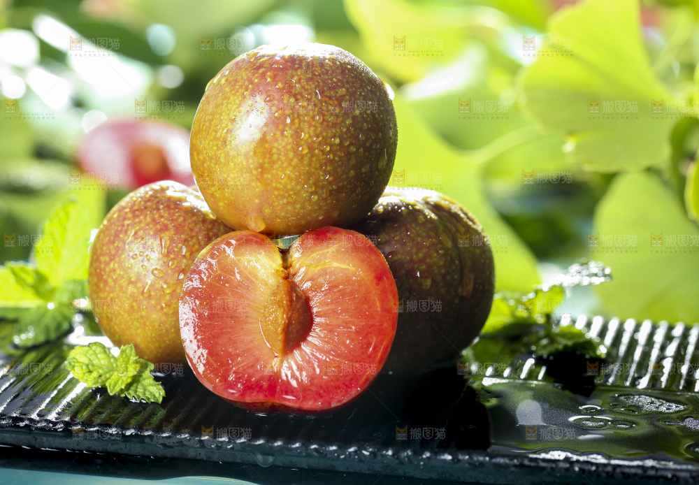 黑底上放着红心三华李