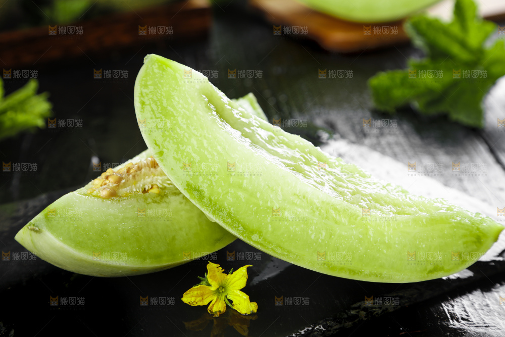 黑底上摆放着山东玉菇甜瓜