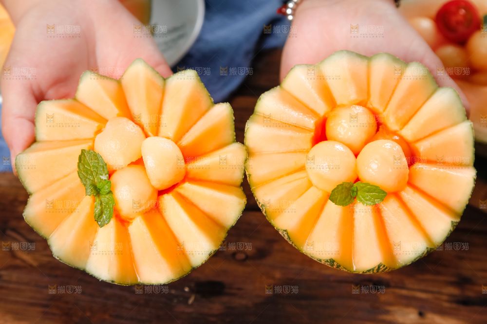 手里拿着哈密瓜