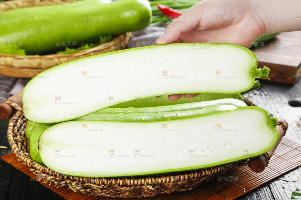 手里拿着瓠瓜