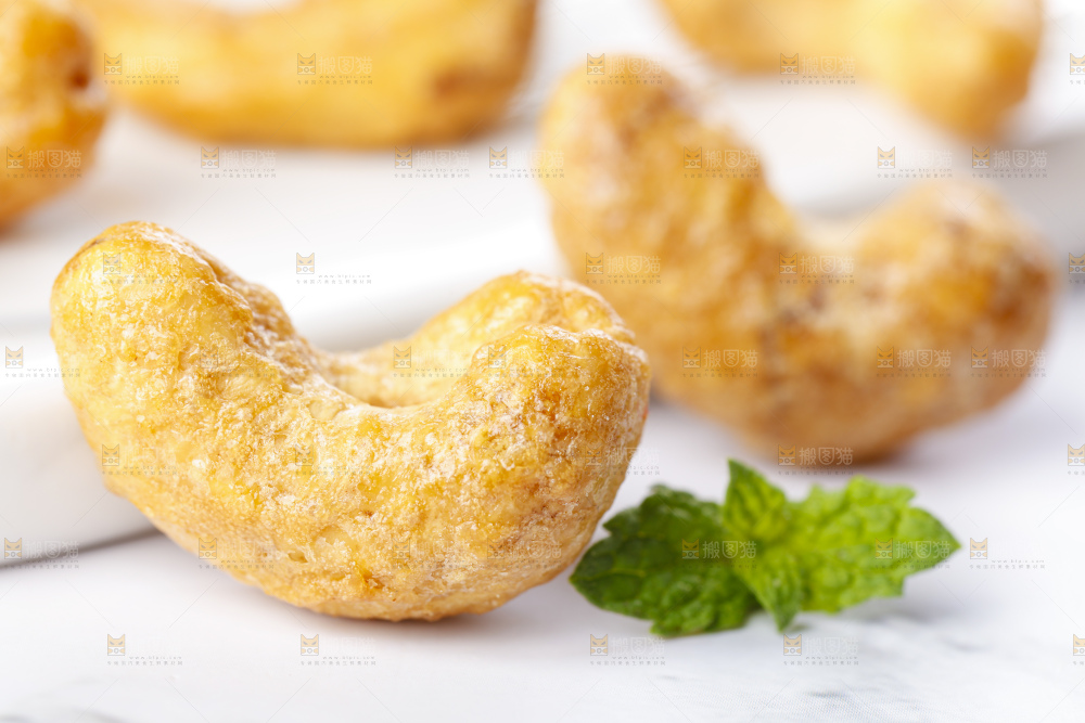 白底上摆放着盐焗腰果