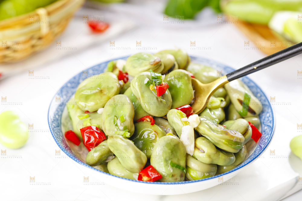 盘子里装着炒蚕豆