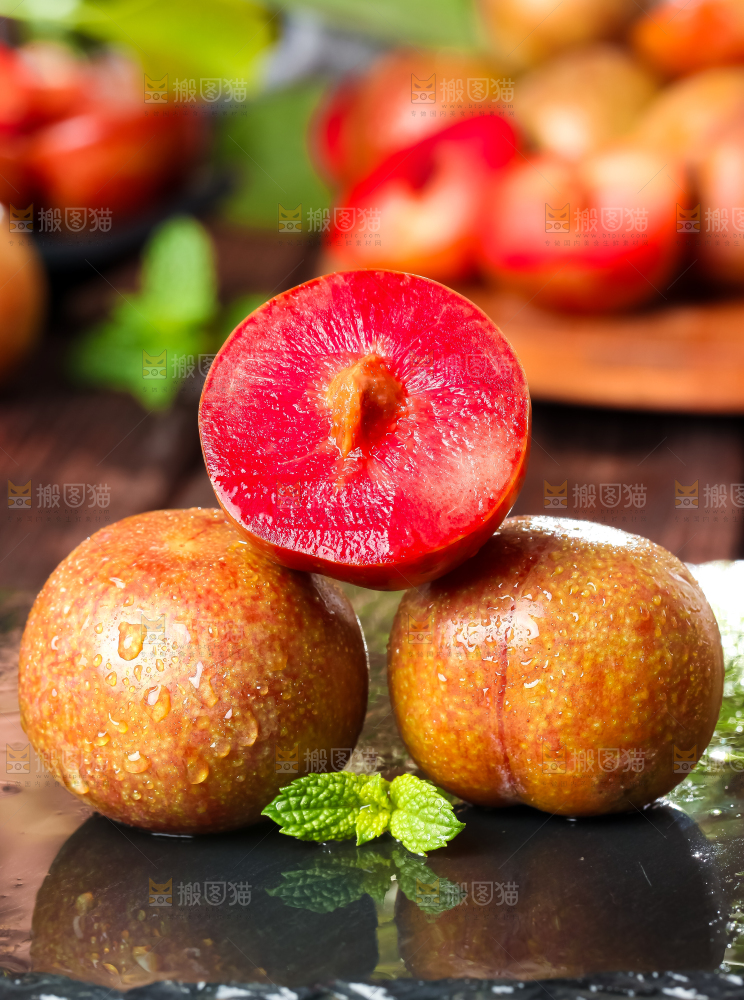 黑底上放着红心三华李