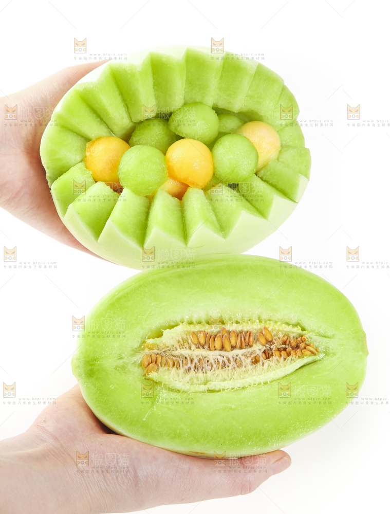 手里拿着玉菇甜瓜