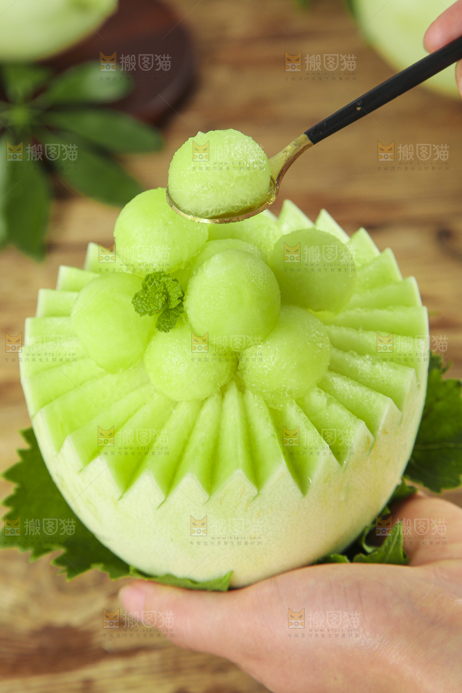 手里拿着玉菇蜜瓜