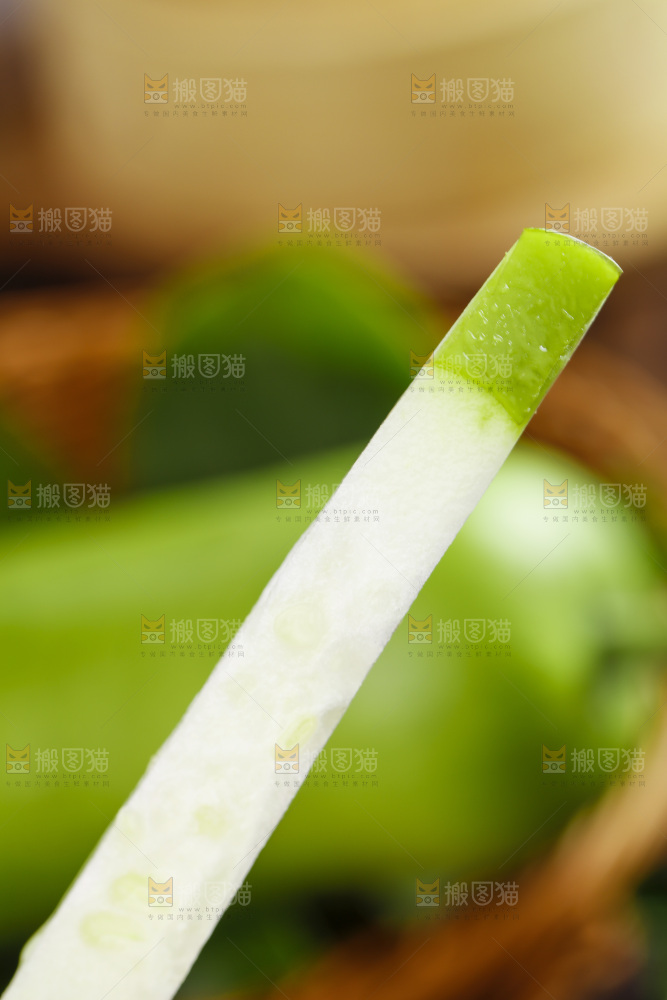 手里拿着切片的瓠子