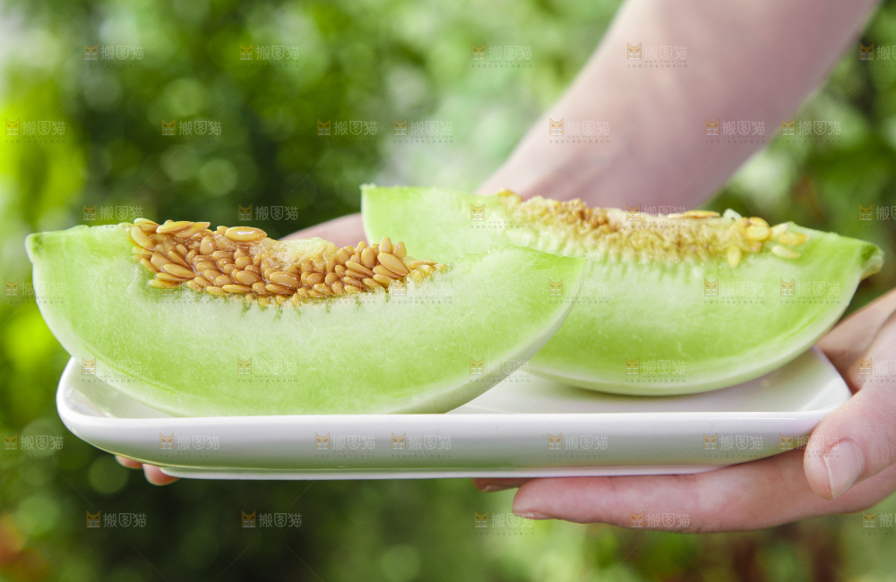 手里拿着玉菇香瓜