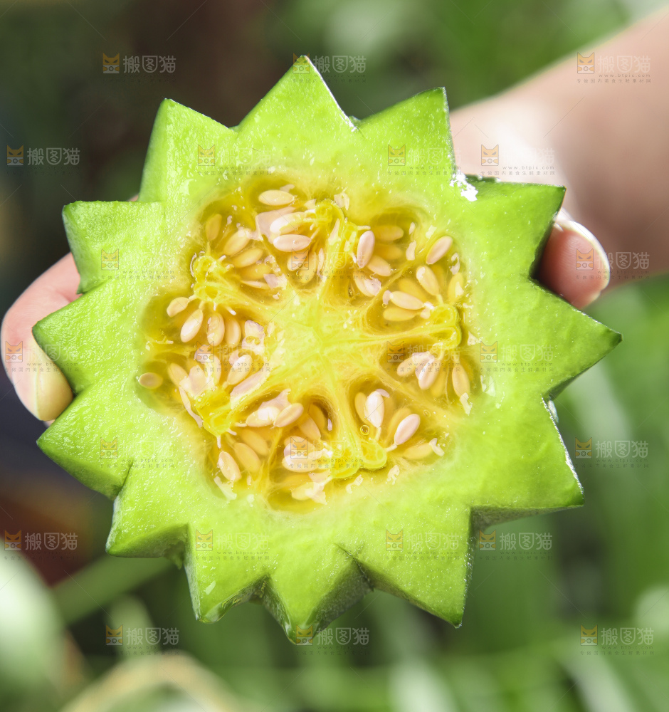 手里拿着绿宝香瓜