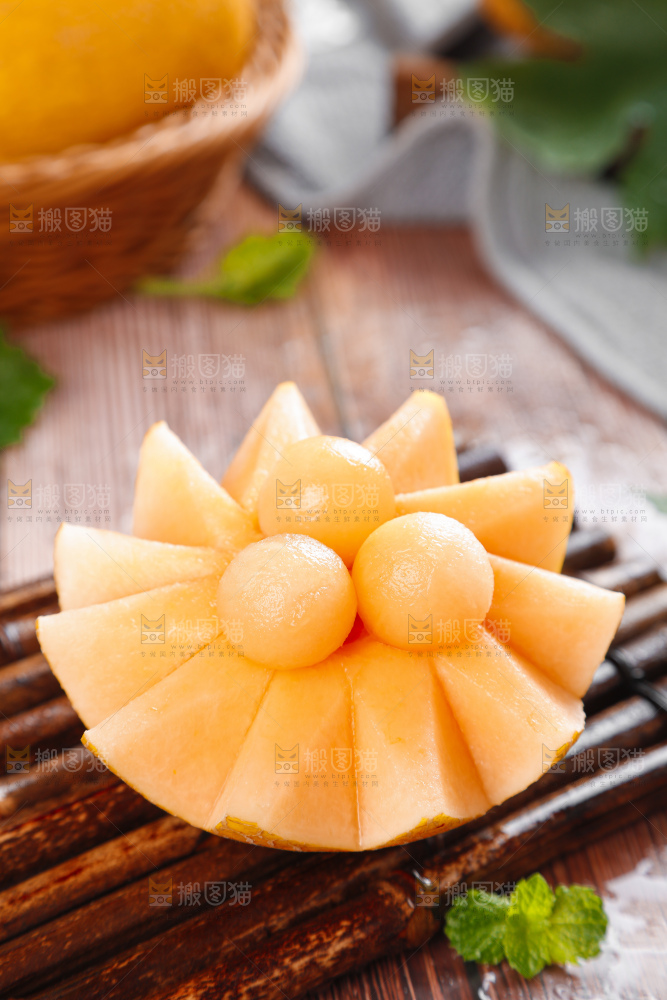 木底上摆放着黄皮哈密瓜