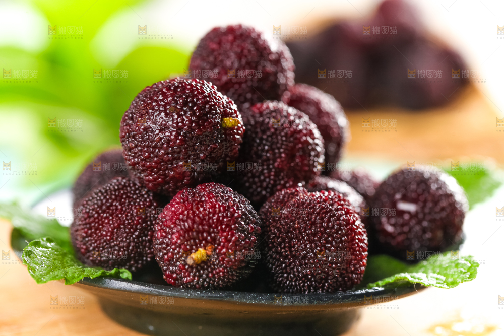 碟子里装着白蒂梅