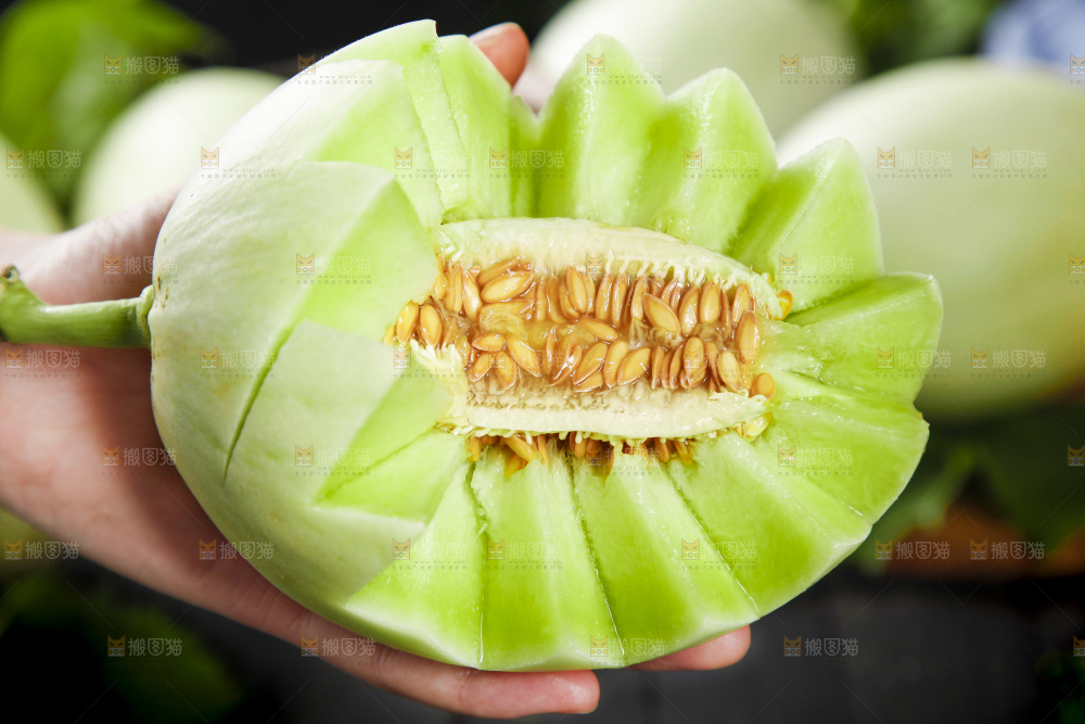 手里拿着玉菇香瓜