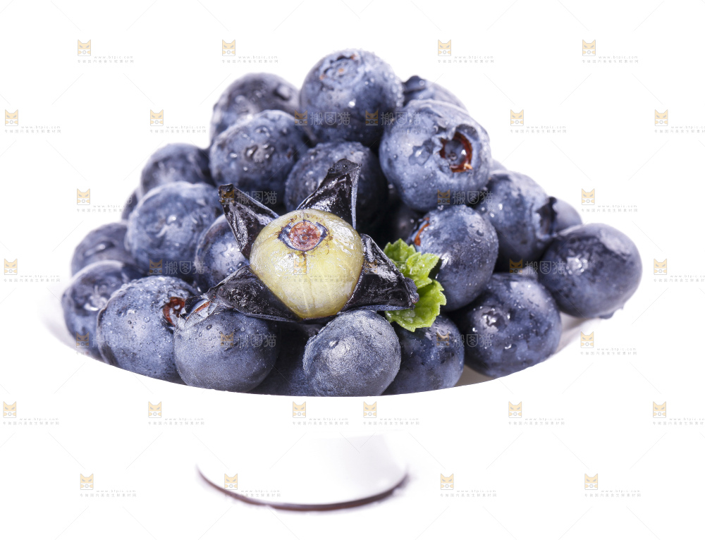 碟子里装着蓝莓果