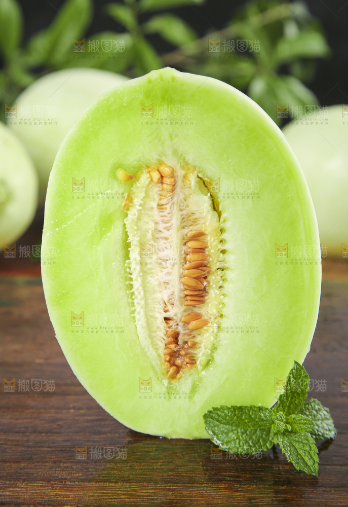 深底上摆放着山东玉菇甜瓜