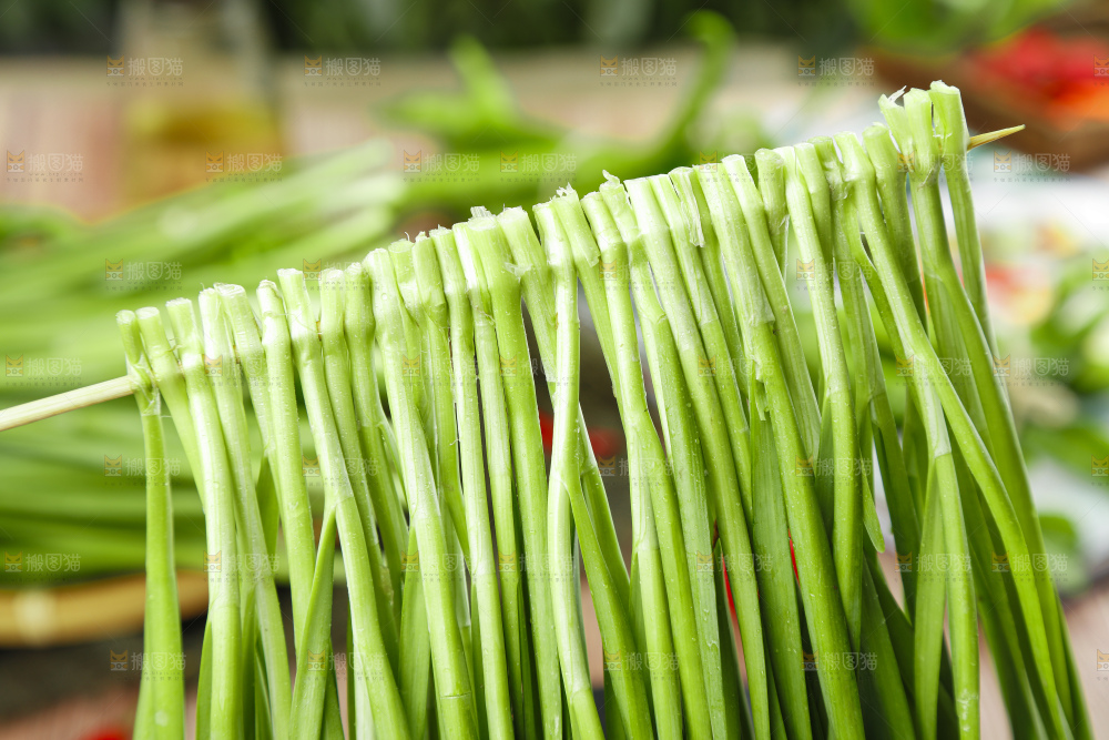 竹签上串着新鲜韭菜