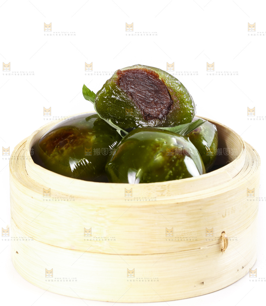 蒸笼里放着艾草青团