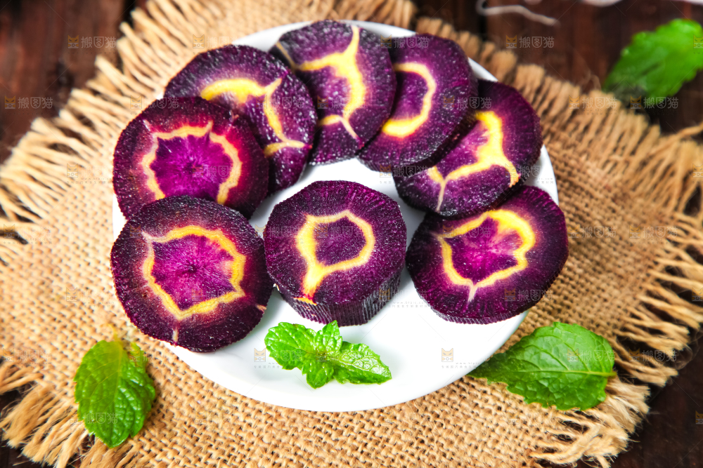 盘子里装着紫玉胡萝卜