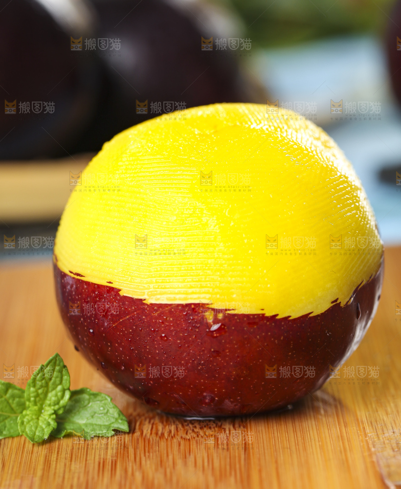 木板上放着黄肉黑布李