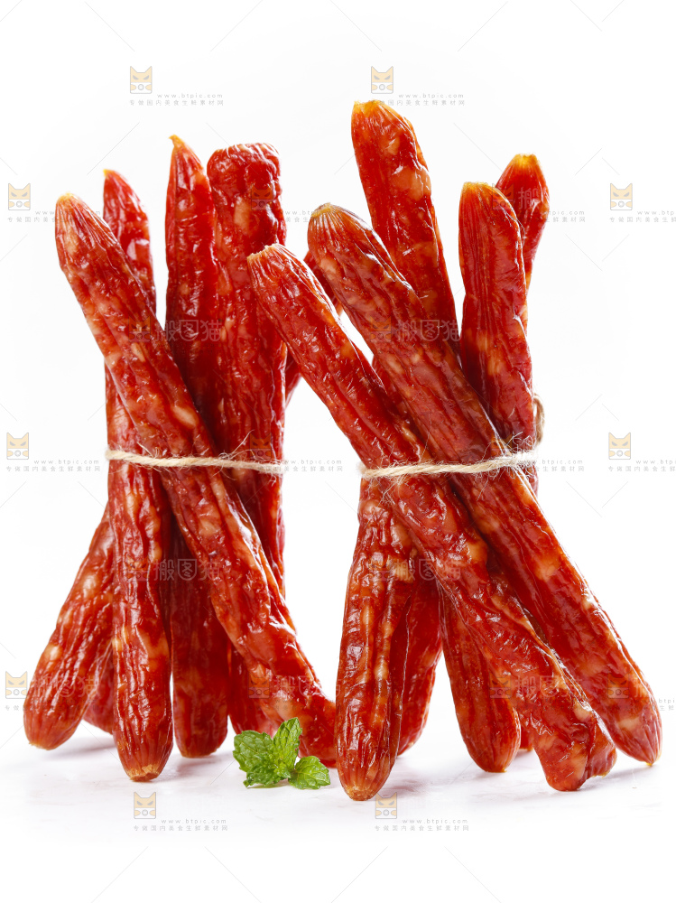 白底上摆放着腊肠