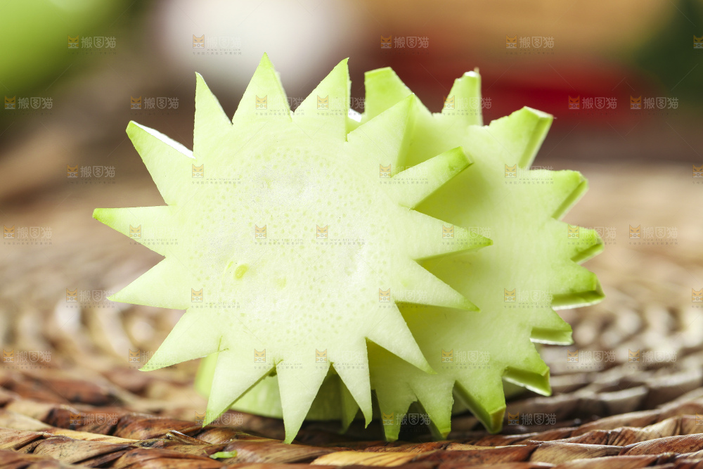 编织垫上摆放着西葫芦瓜