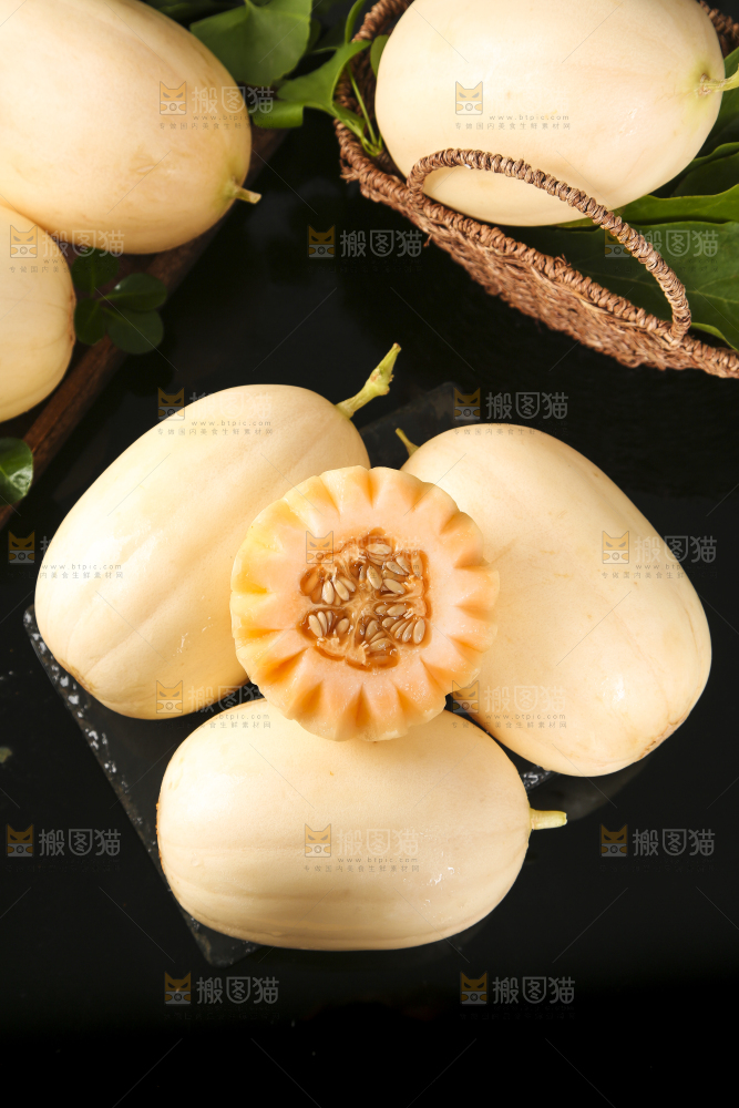 黑底上摆放着东方蜜瓜