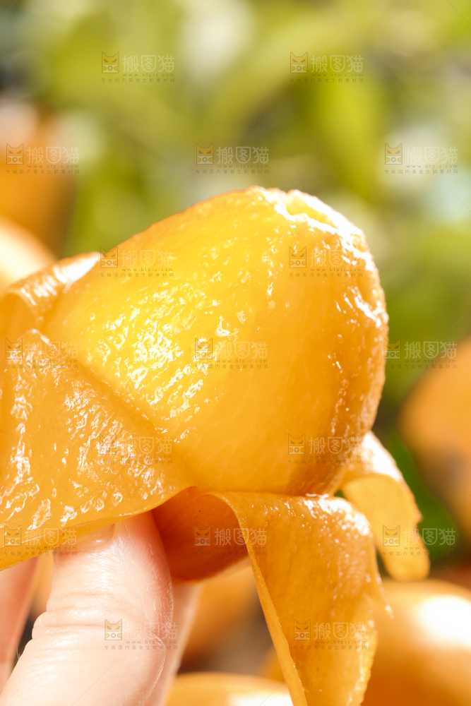手里拿着枇杷果
