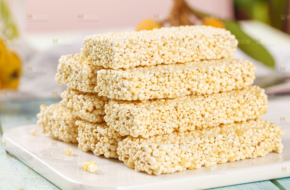 碟子里放着小米酥