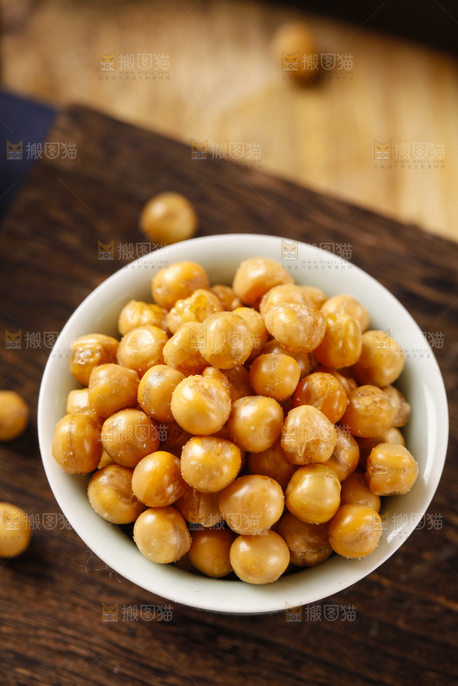 碟子里装着脆黄金豆