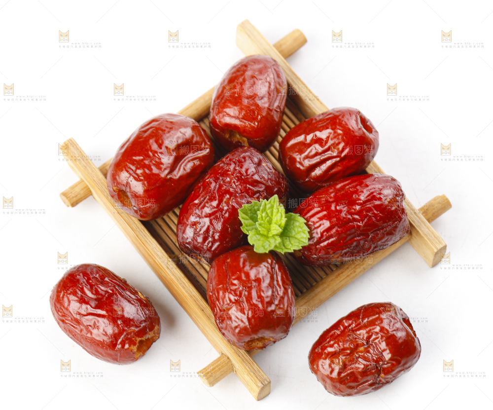 白底上摆放着香酥脆红枣