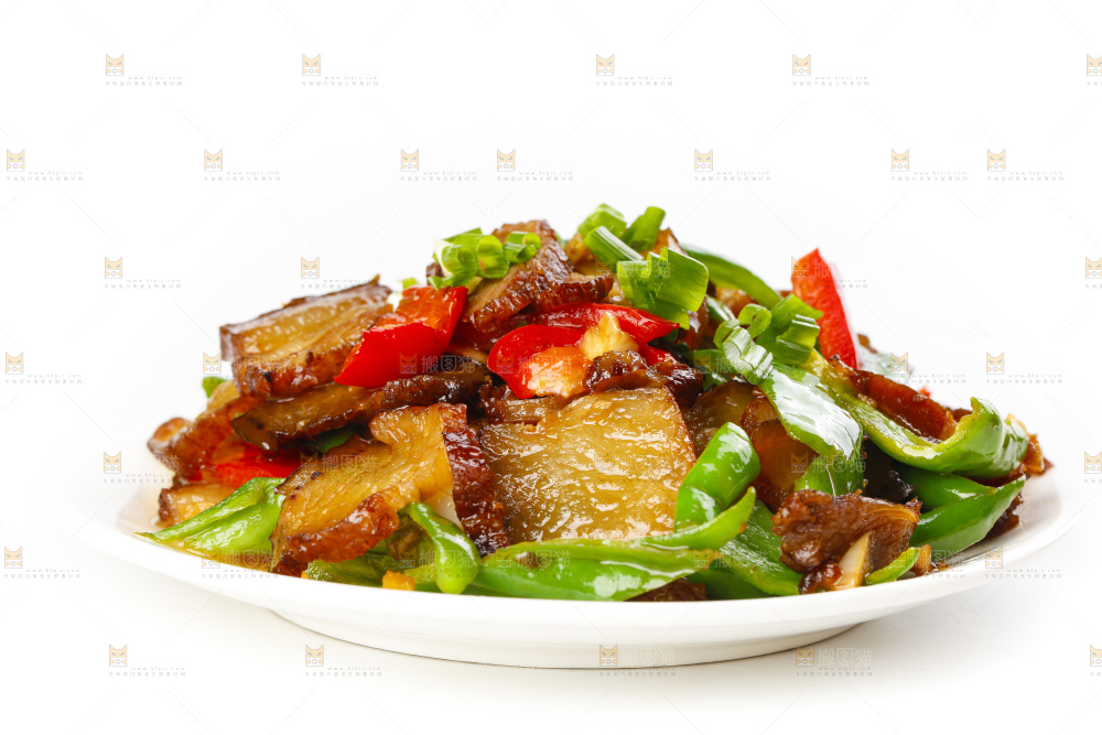 盘子里装着辣椒炒肉