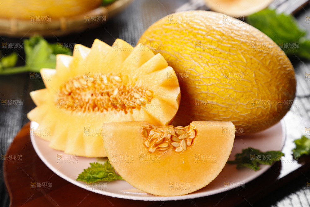 盘子里装着新疆哈密瓜
