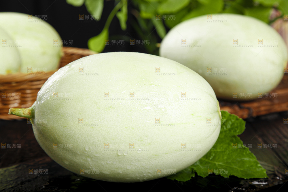 深底上放着山东玉菇甜瓜