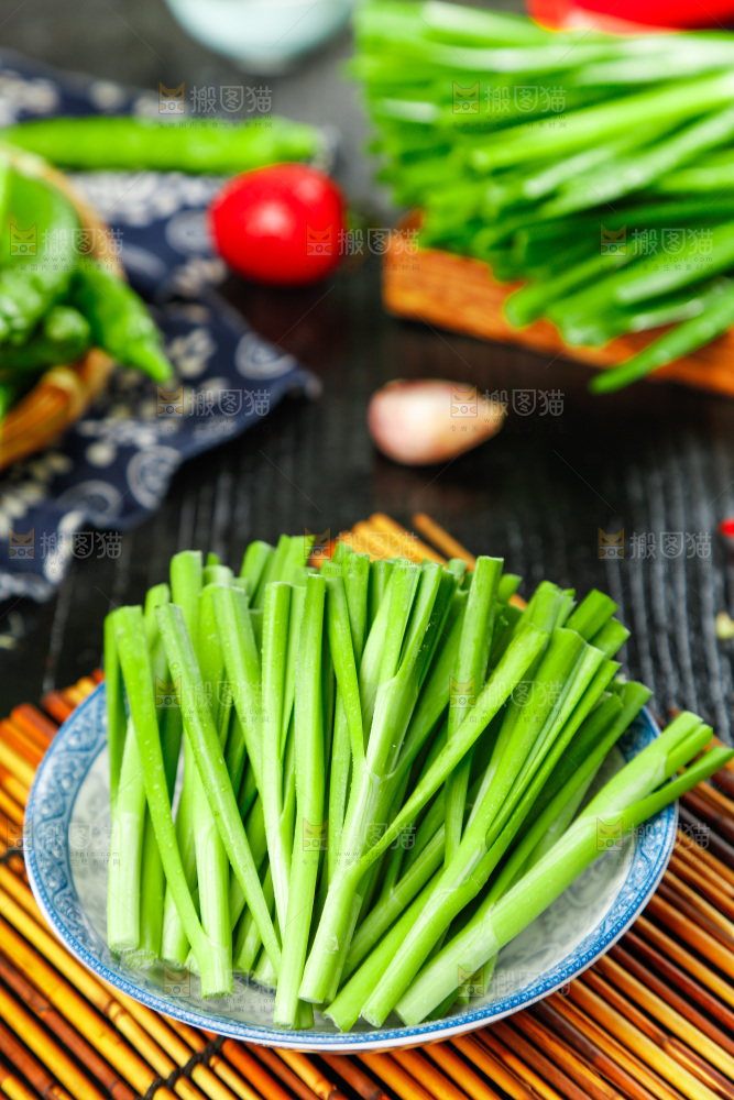 碟子里装着嫩韭菜
