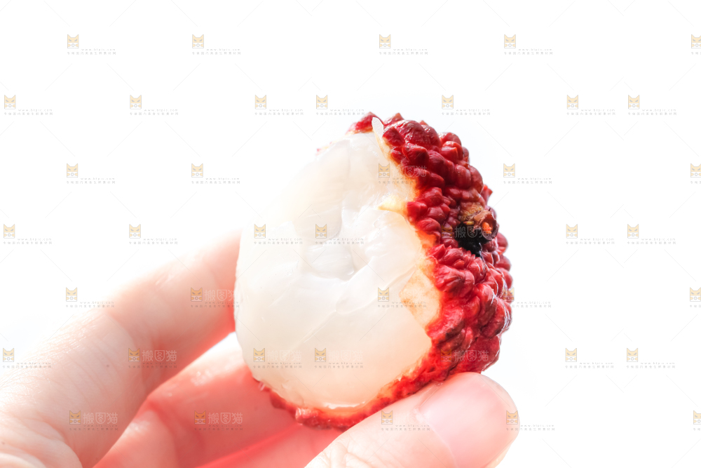 手里拿着荔枝