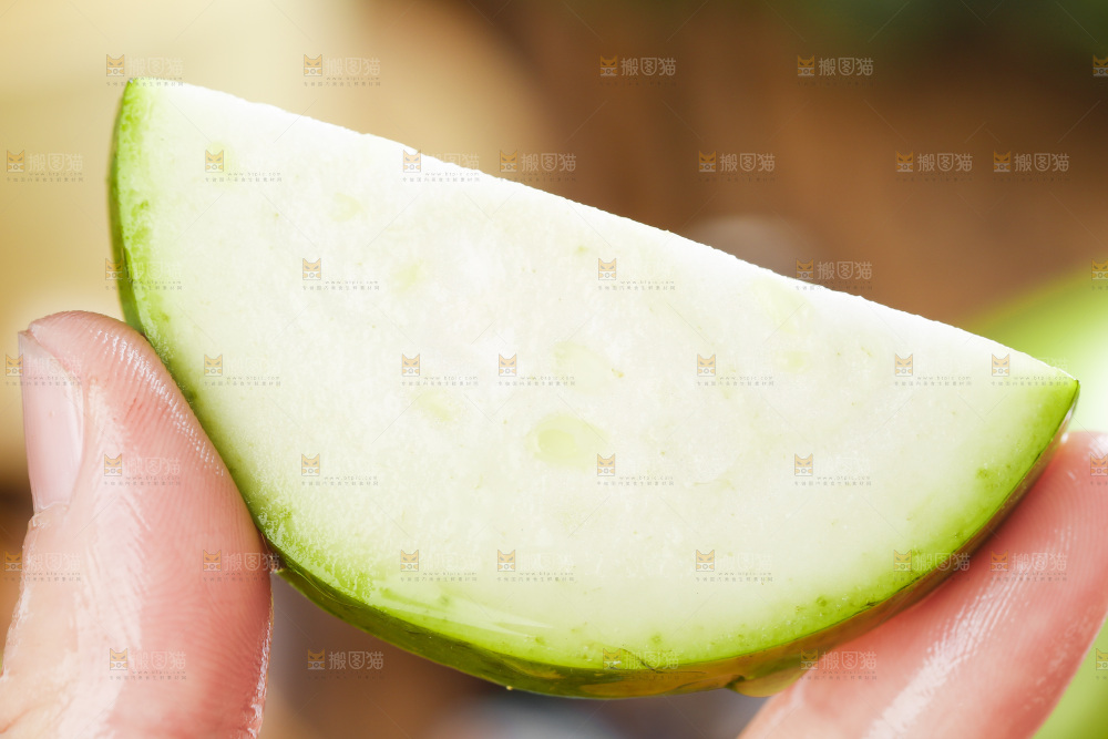手里拿着切片的瓠子
