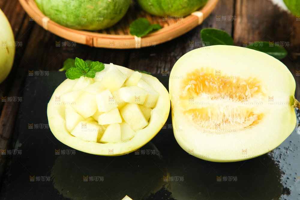 黑底上放着陕西阎良甜瓜