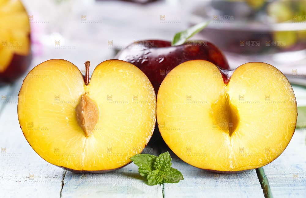 浅底上摆放着李子