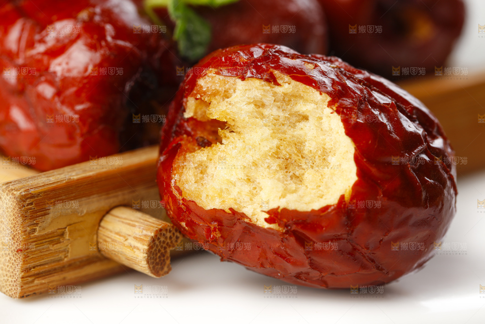 白底上放着香酥脆枣