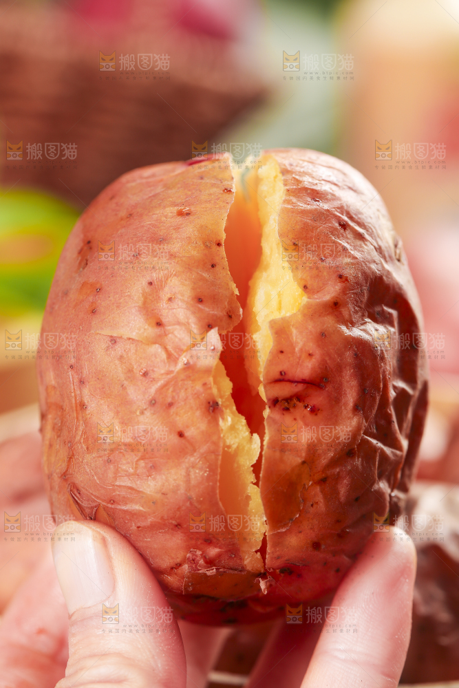 手里拿着红皮土豆