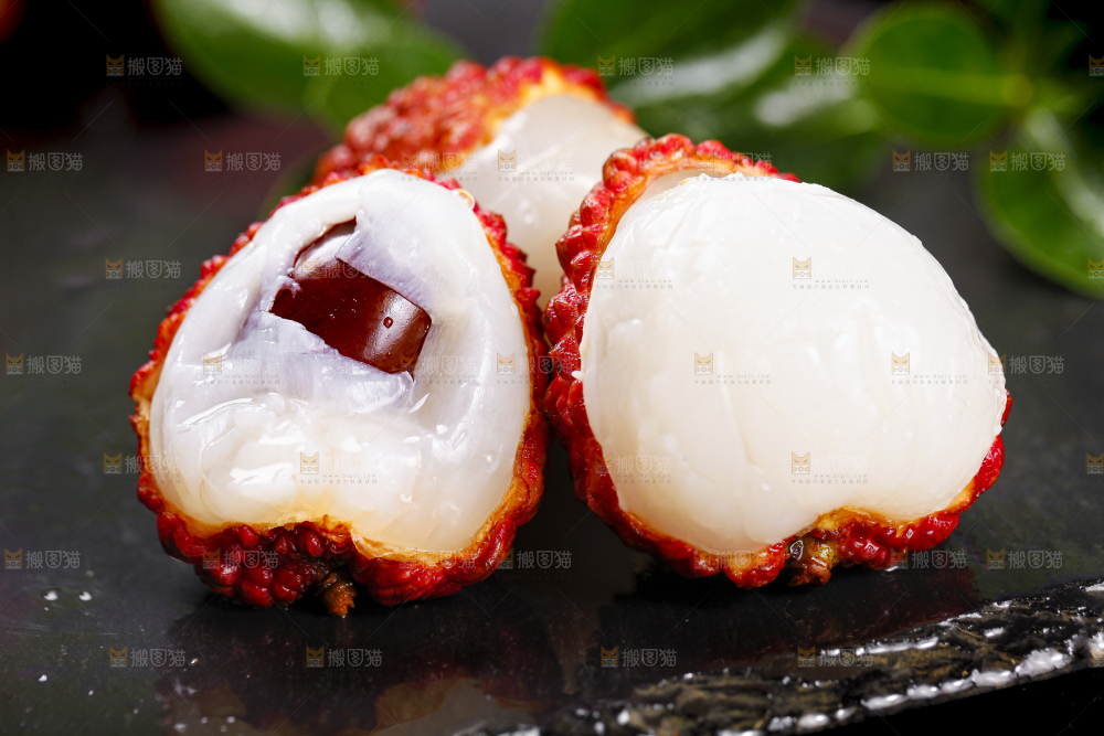 黑底上摆放着荔枝王