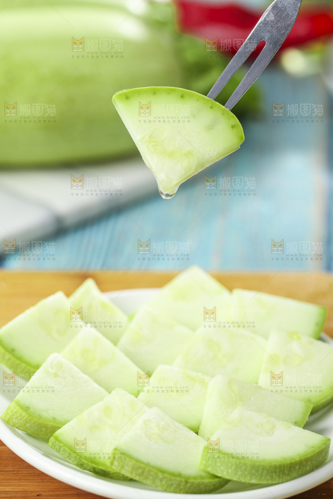 盘子里装着西葫芦瓜